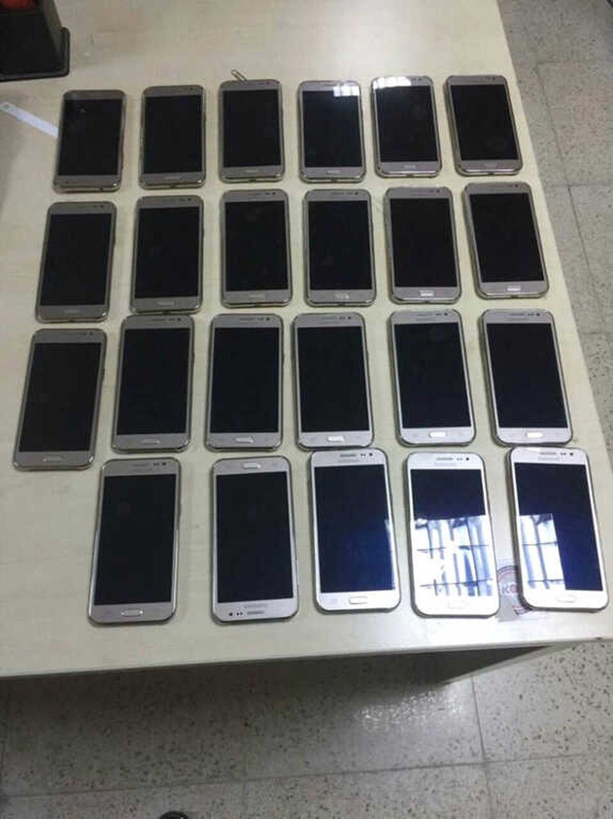 Van\'da 23 Adet Kaçak Cep Telefonu Ele Geçirildi