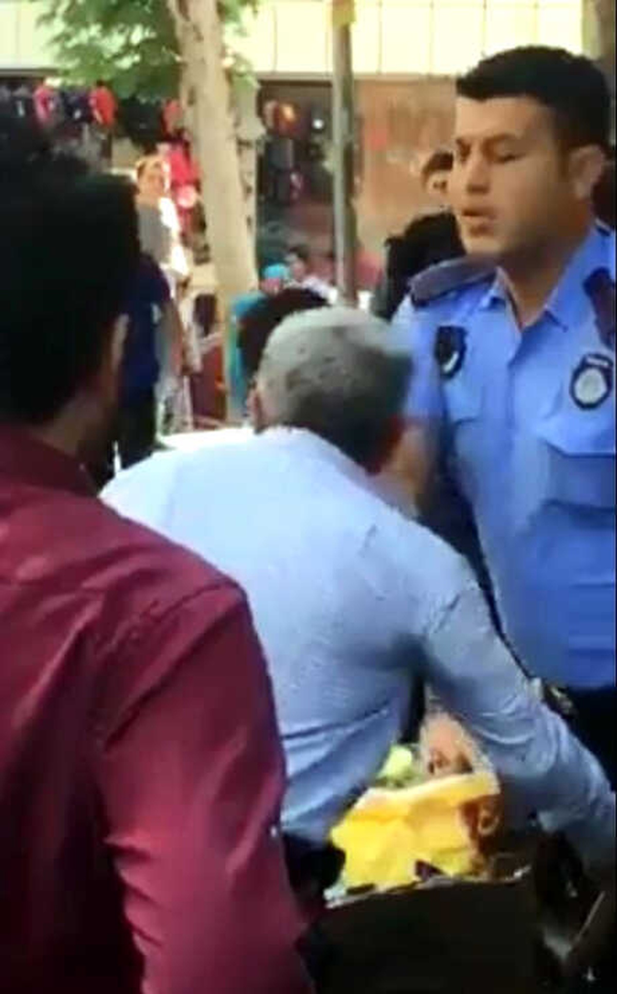 Zabıtaların Kaldırımda İncir Satan Vatandaşa Müdahalesi Tepki Çekti