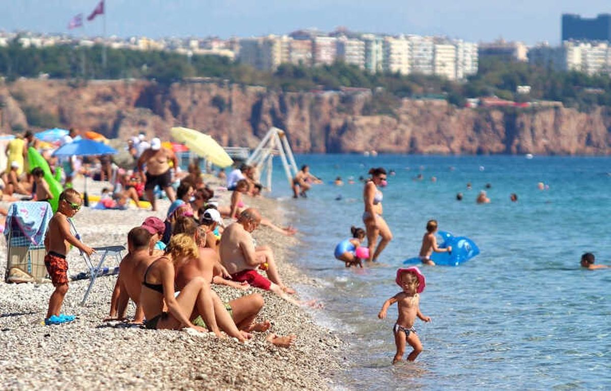 Antalya\'da Sahiller Sonbaharda da Dolu