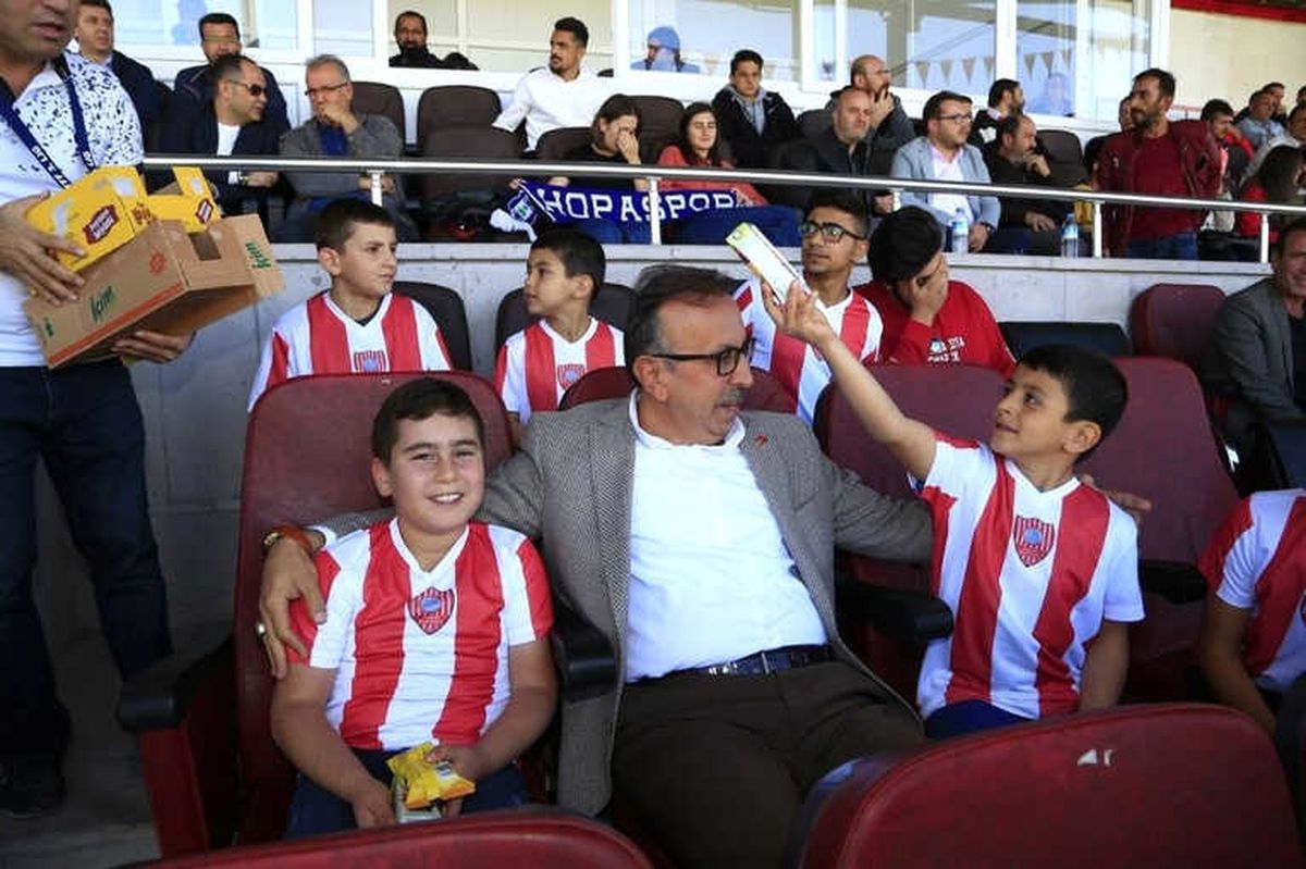 Belediye Başkanı Seçen, Sevgi Evleri\'nde Kalan Çocuklarla Maç İzledi