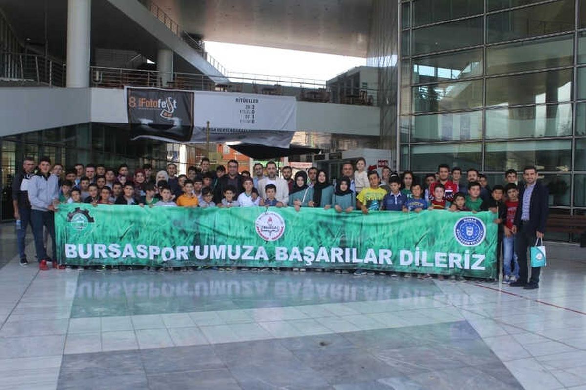 Büyükorhan\'lı Öğrencilerin İlk Maç Heyecanı