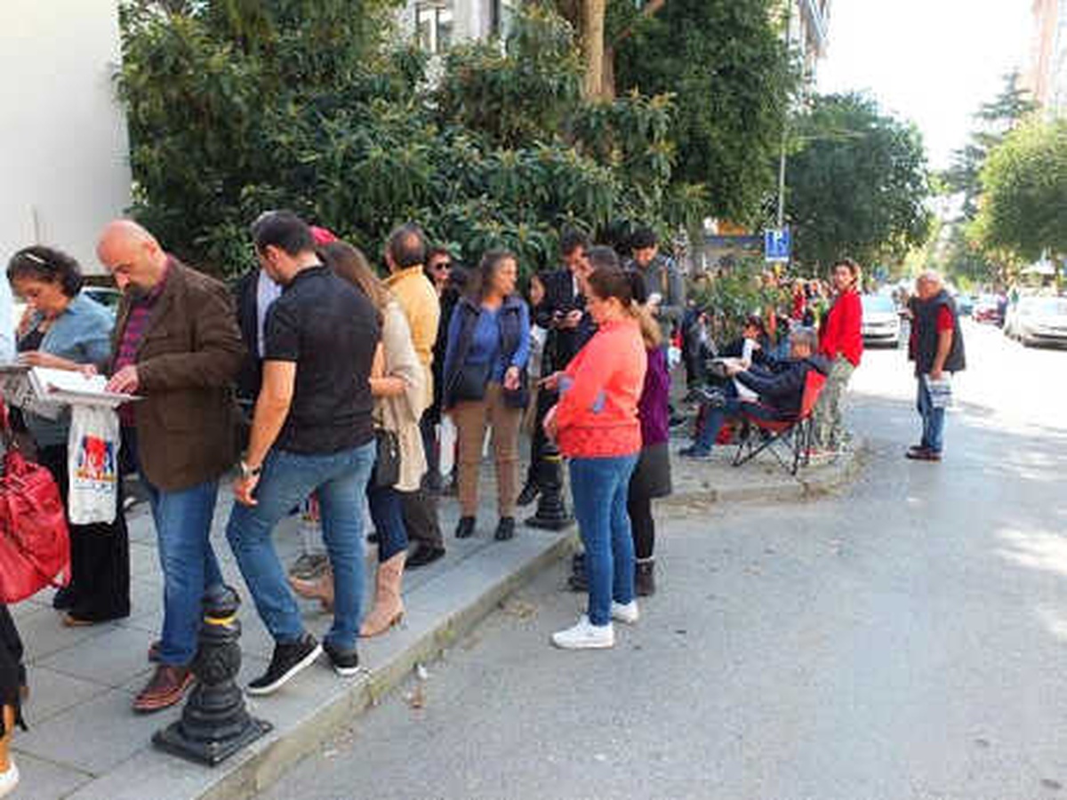 Ek Bilgi ve Fotoğraflarla) - Yılmaz Özdil Kitabı "Mustafa Kemal"İ İmzaladı, Uzun Kuyruklar Oluştu