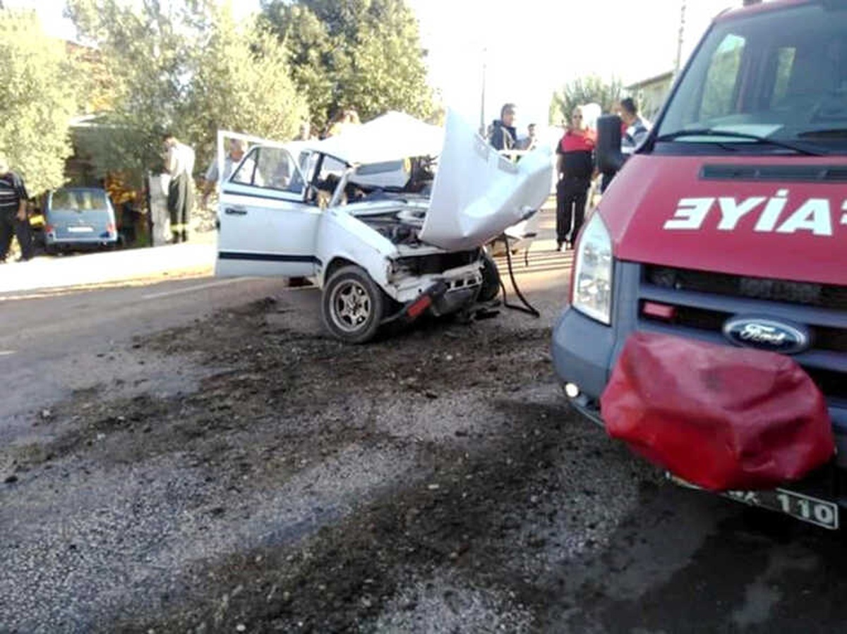 Fethiye\'de Otomobil Elektrik Direğine Çarptı: 1 Ölü