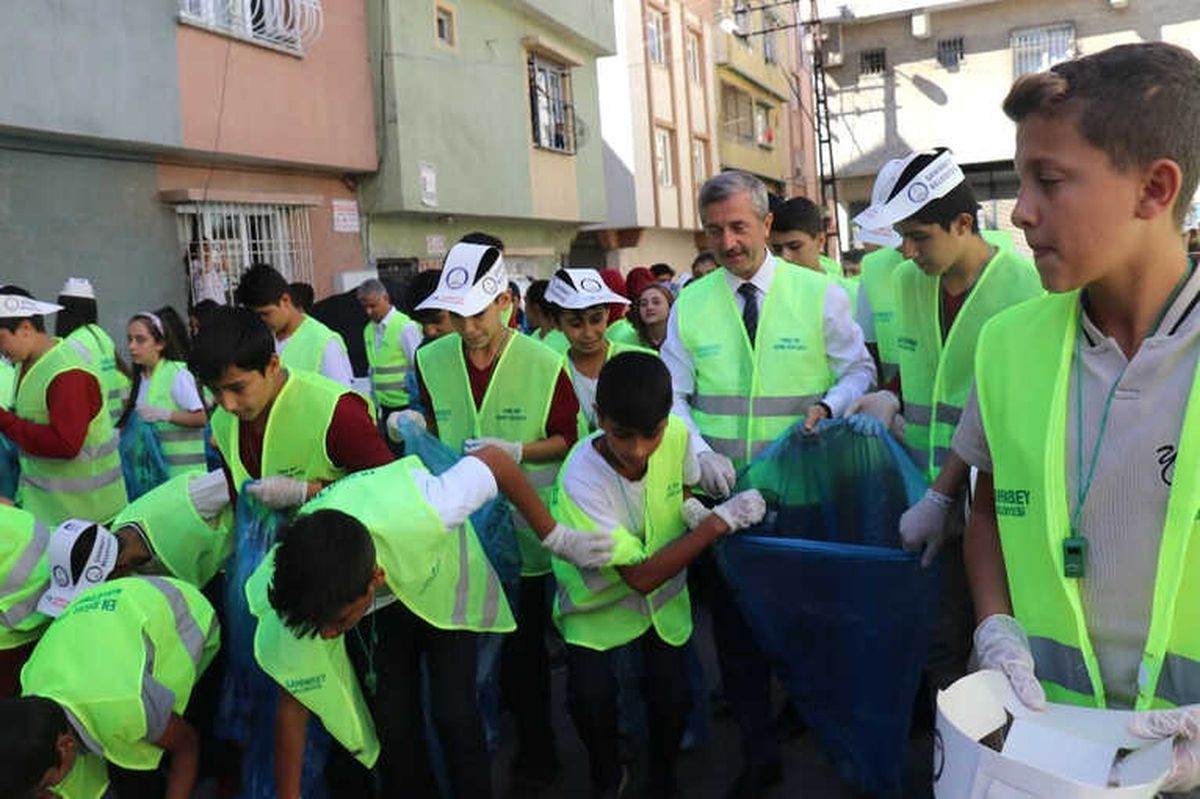 Fırsatçılara Göz Açtırmayan Belediye Başkanı Bu Kez de Öğrencilerle Çöp Topladı