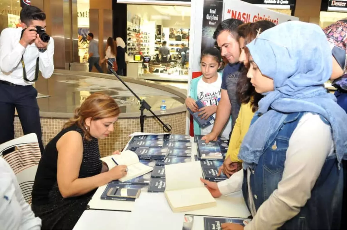 Gamze Erden\'in İmza Günü ve Paneli Büyük İlgi