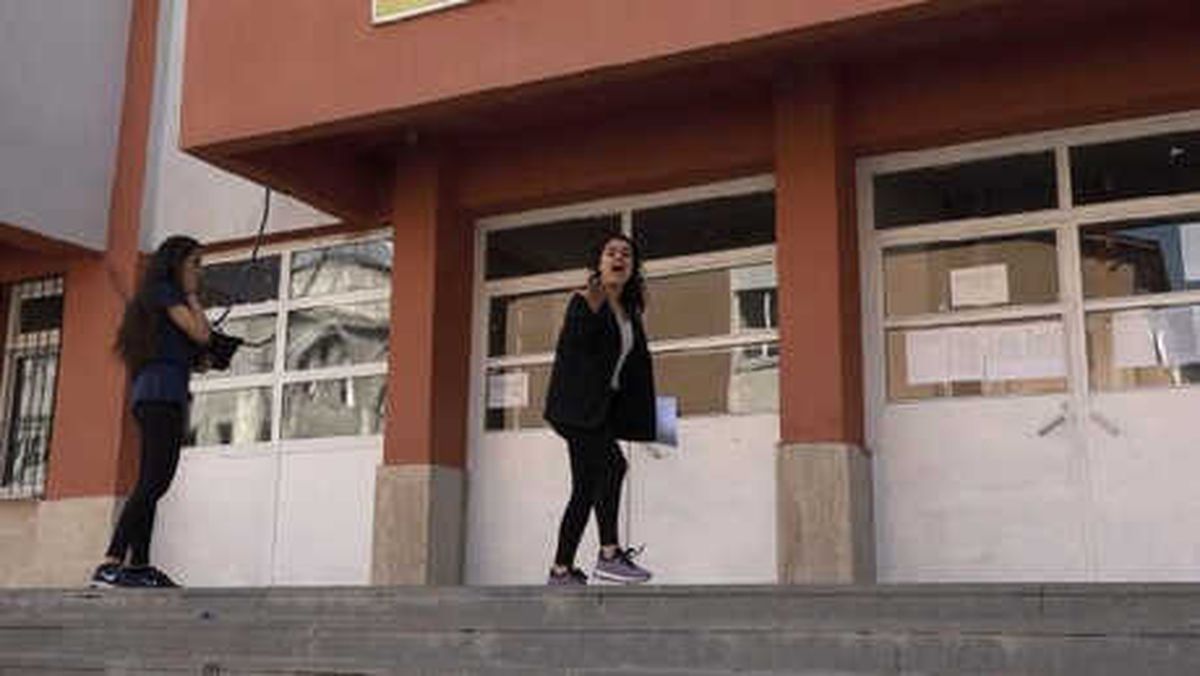 Hakkari\'de Sınava Giremeyen 3 Aday, Kapıyı Yumrukladı