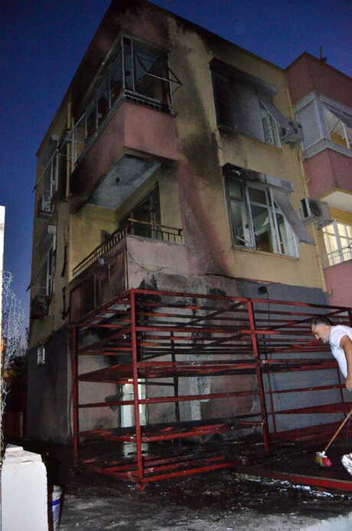İşyerinde Çıkan Yangın Dairelere Zarar Verdi