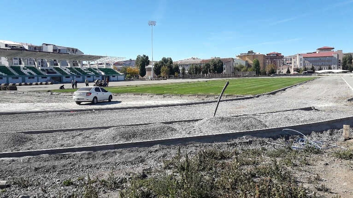 Kars Sentetik Yüzeyli Atletizm Pisti\'nin Çimleri Seriliyor