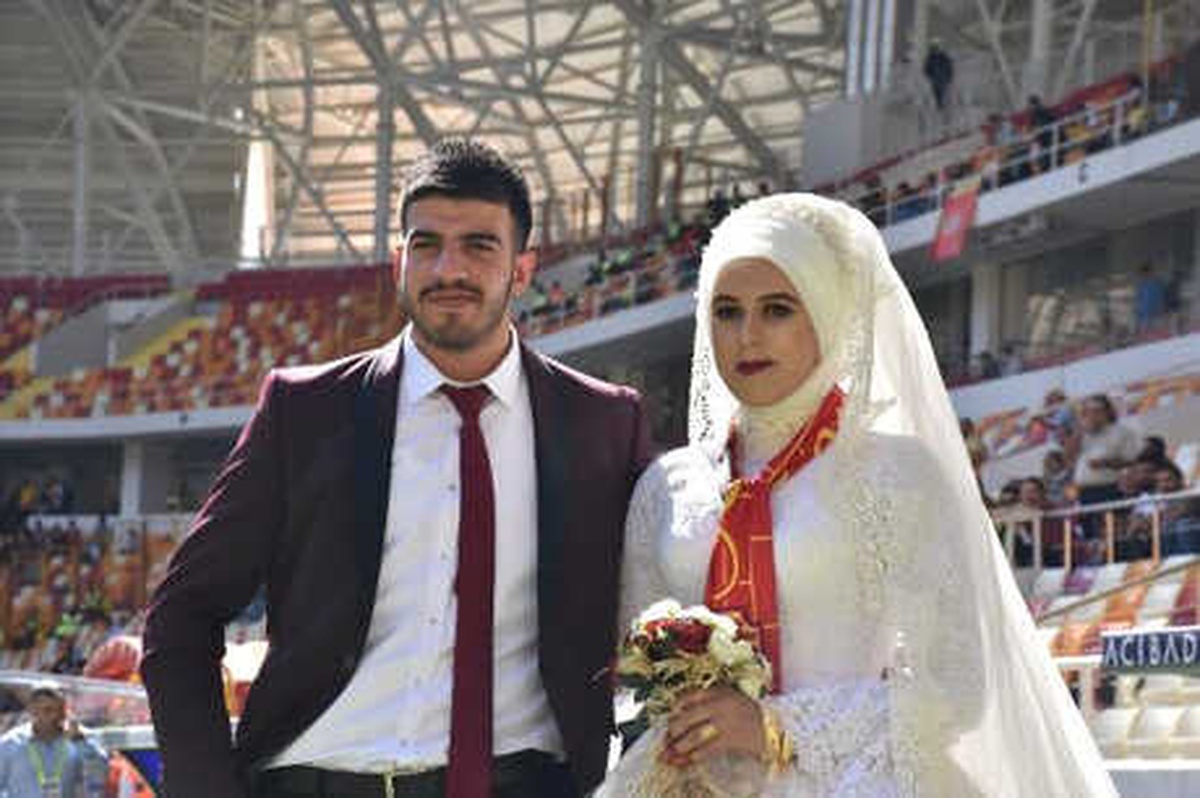 Malatya\'da Gelin-damat Düğünden Önce Maça Geldi