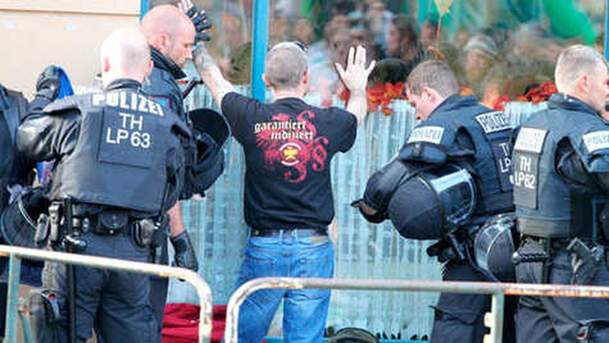 Neonaziler Bu Kez de Polislere Saldırdı