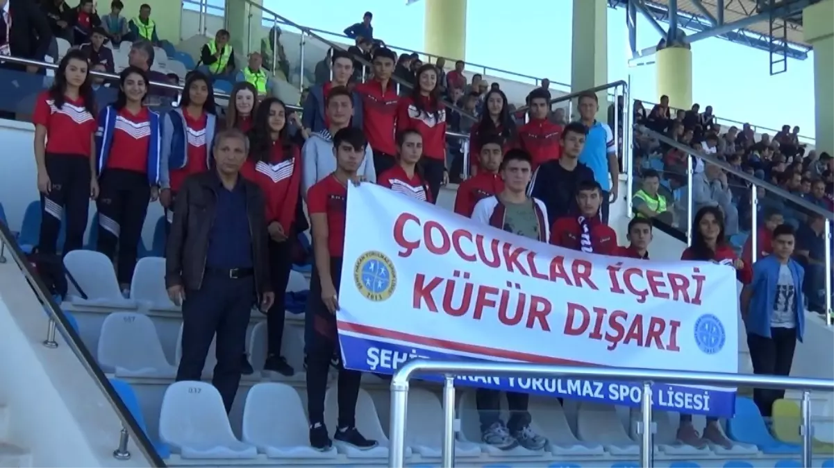 Öğrenciler, Futbolcular ile Birlikte "Küfüre Hayır" Dedi