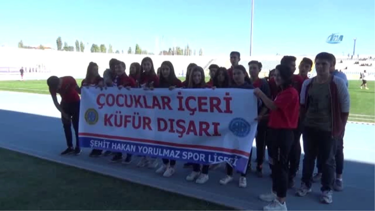 Öğrenciler, Futbolcular ile Birlikte "Küfüre Hayır" Dedi