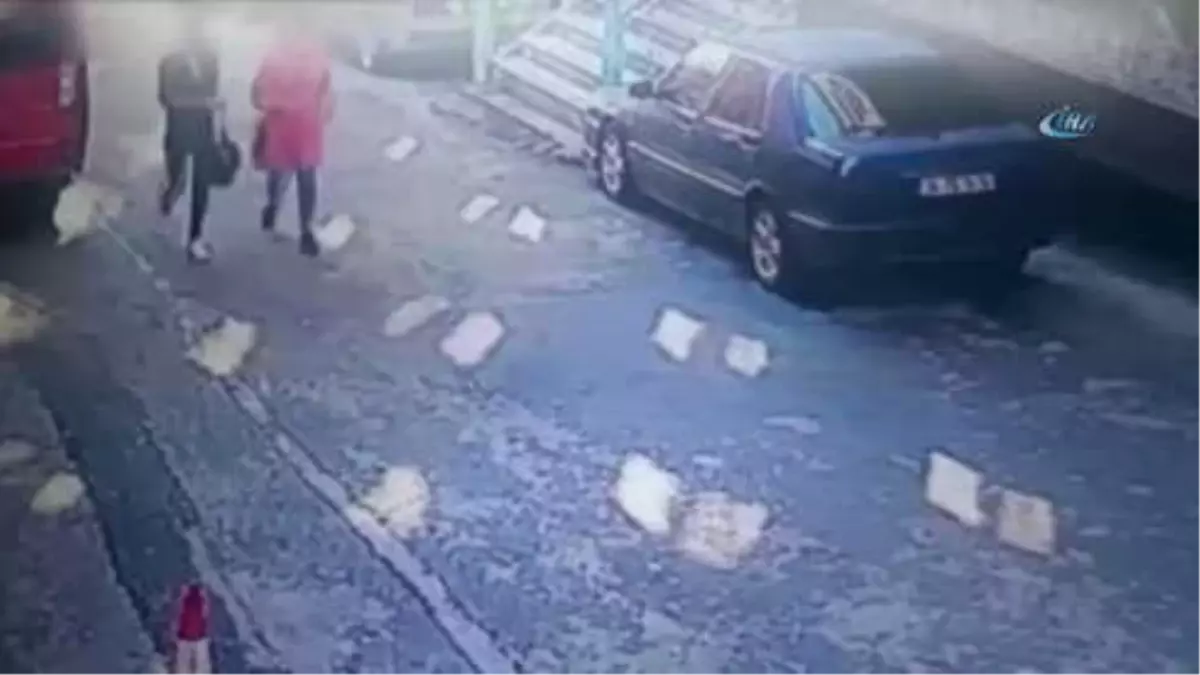 Röntgen Filmi Kullanarak Girdiği Evleri Soyan Kadın Hırsız Yakalandı