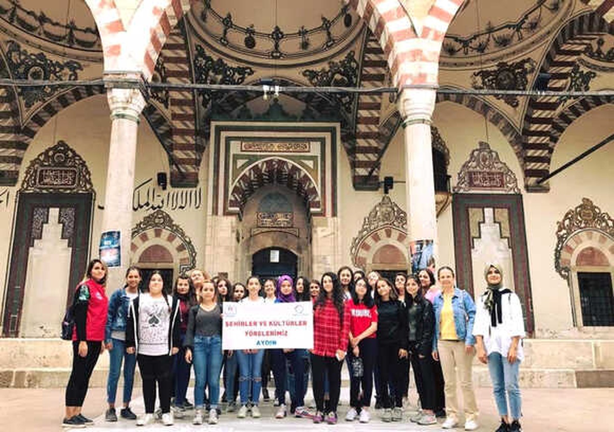 Aydınlı Gençler Şehirleri Gezerek Öğreniyor