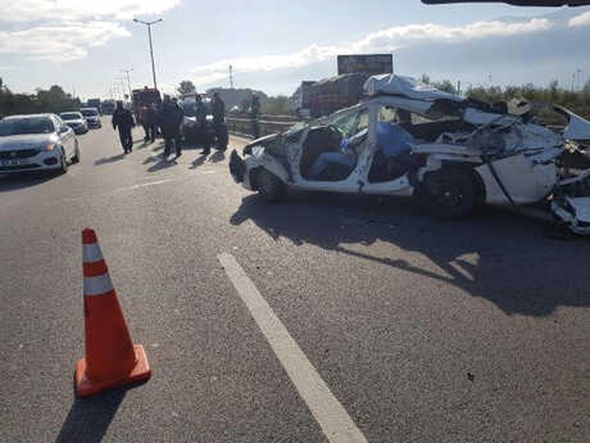 Bariyerleri Aşan Tır, Otomobili Sürükledi; Baba Öldü, Oğlu Yaralı