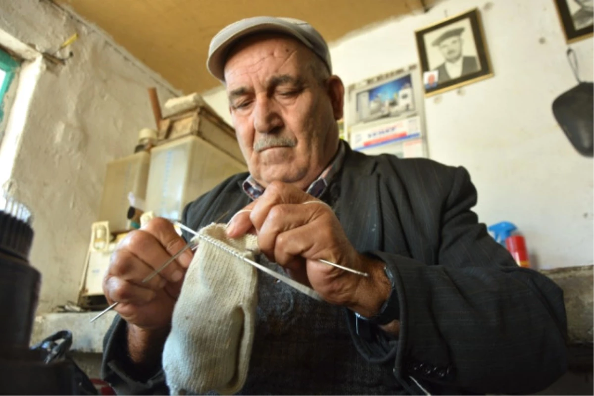 Bin Yıllık Gelenek Tarihe Karışıyor, Erkeklerin Çorap Ördüğü Köyde Tek O Kaldı