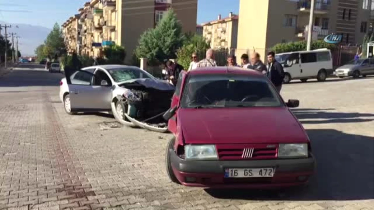 Bursa\'da İki Otomobil Çarpıştı: 2 Yaralı