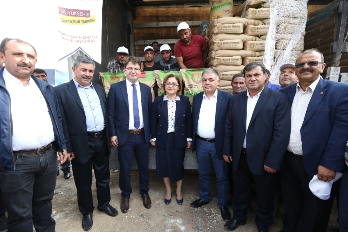 Büyükşehir, Nurdağı İlçesinde Arpa ve Buğday Tohumu Dağıttı