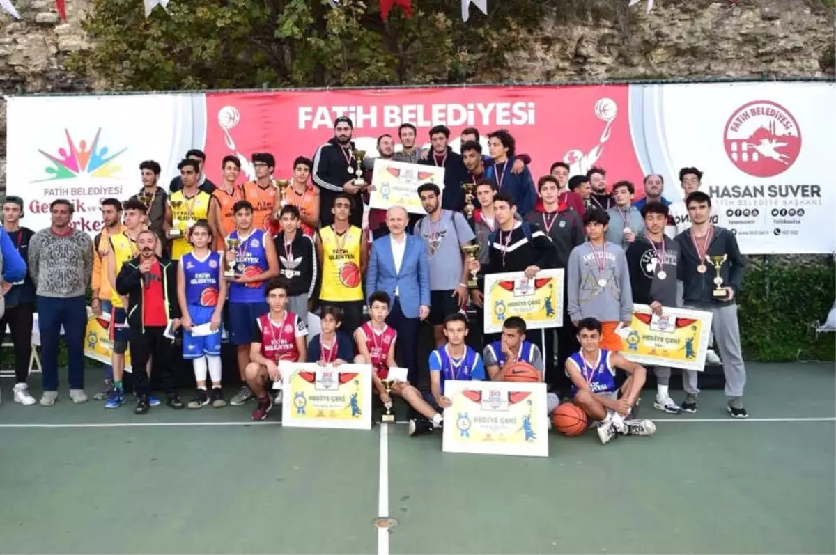 Fatih\'te 3x3 Sokak Basketbolu Turnuvası\'nda Dereceye Giren Sporcular Ödüllendirildi