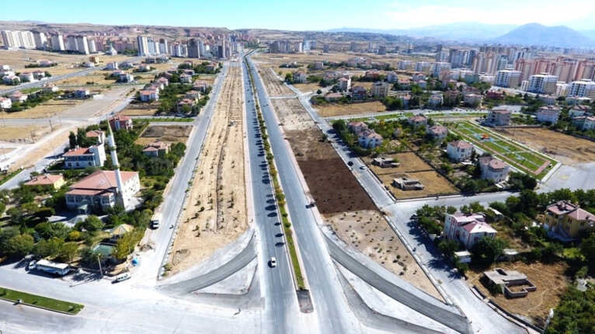 Melikgazi\'de Sonbahar Ağaçlandırma ve Çimlendirme Çalışmaları