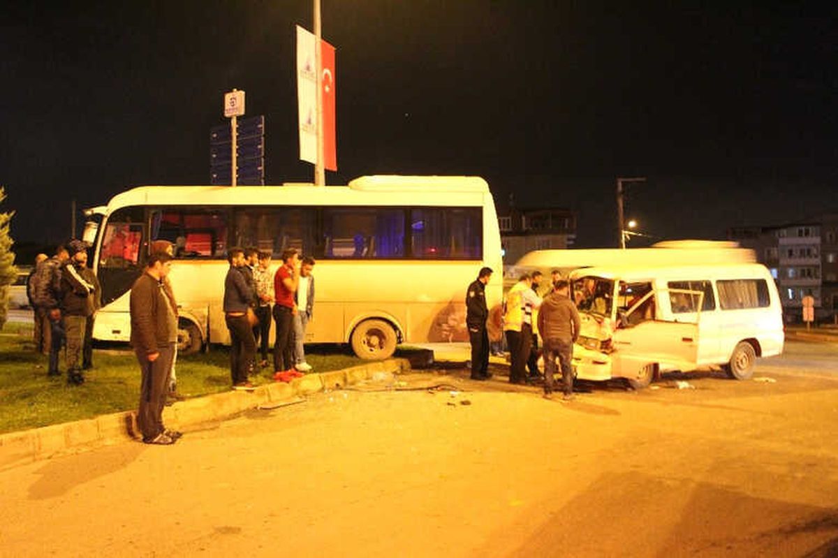 Minibüs ile İşçi Servisi Çarpıştı: 2 Yaralı