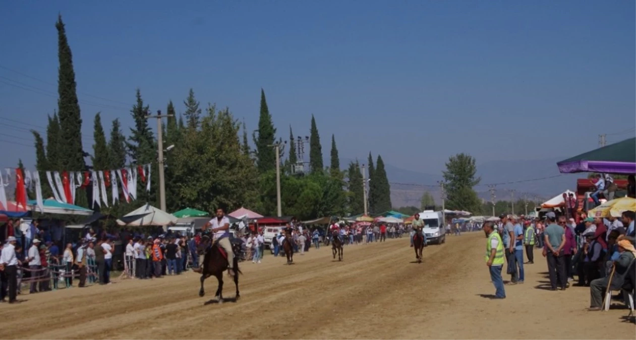 Ödemiş\'te Rahvan At Yarışları Heyecanı