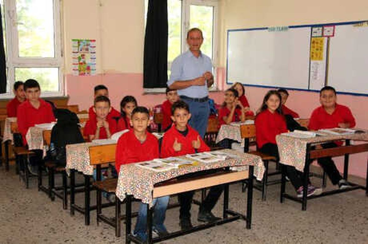 Öğretmen Çift, Köy Okullarını Gönüllü Dolaşarak Çocuklara Bilimi Sevdiriyor