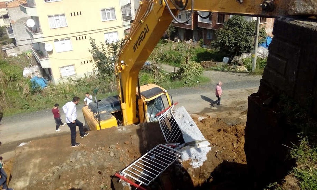 Okulun Bahçe Duvarı Yıkım Sırasında Devrildi