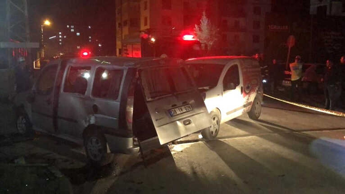 Otomobiller Çarpıştı: 4\'ü Çocuk 8 Yaralı