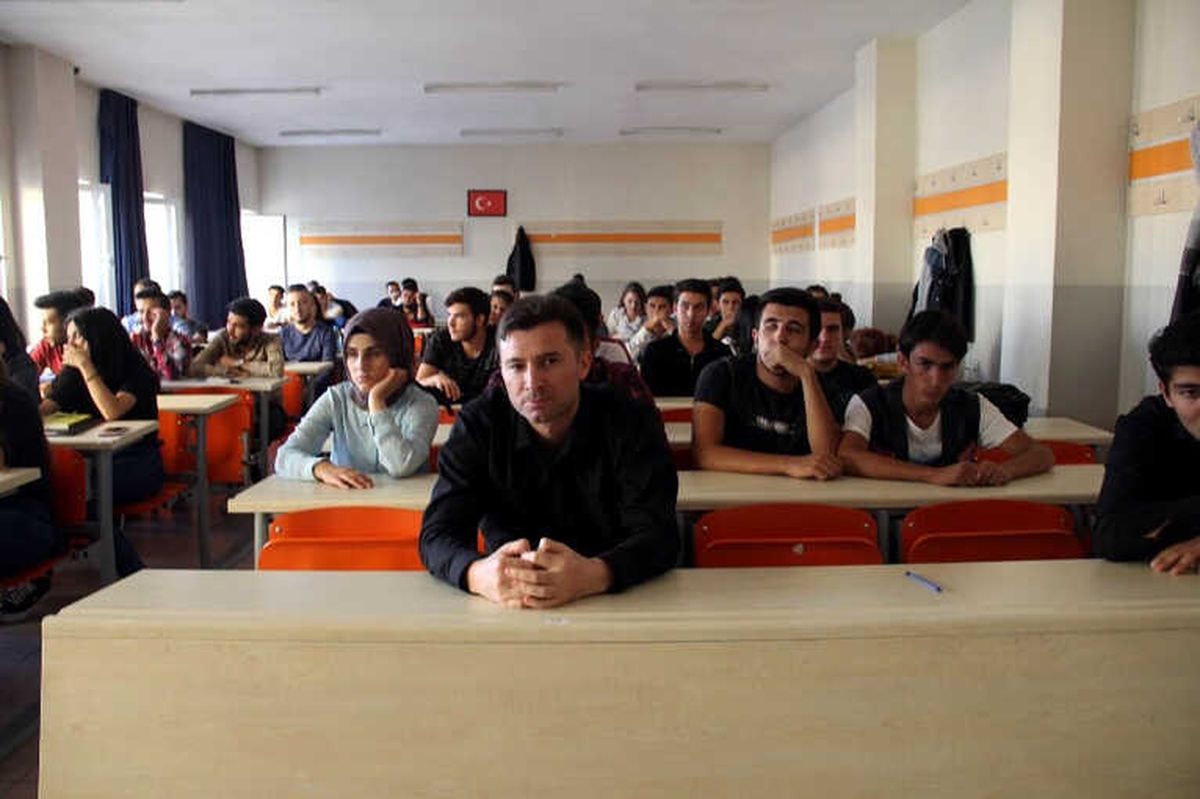 Sabahları Memur Akşamları İse Üniversite Öğrencisi