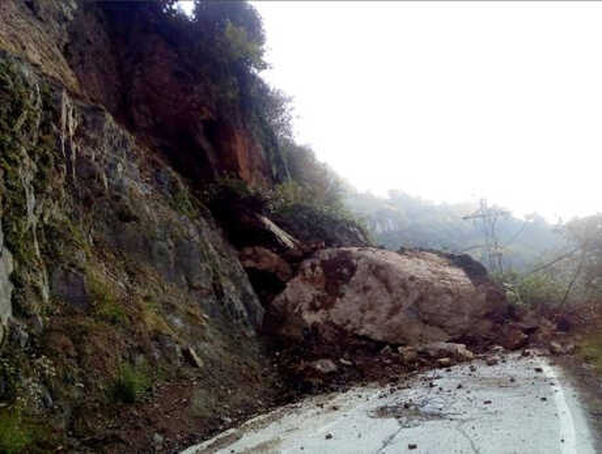 Rize\'de Heyelan Beldenin Yolunu Kapattı