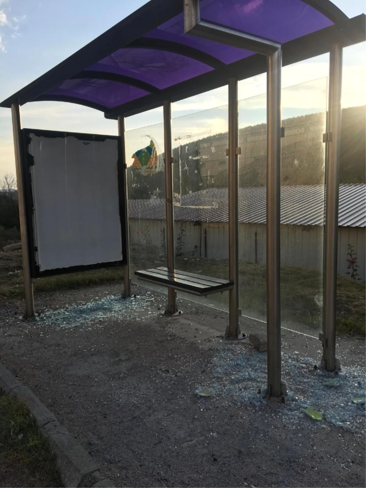 Şaphane\'de Otobüs Durakların Camları Kırıldı
