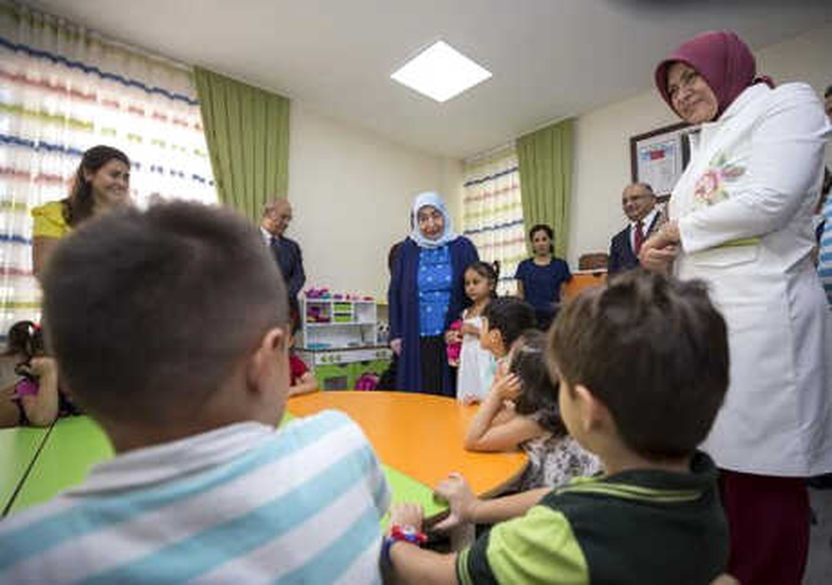 Semiha Yıldırım, Antalya\'da Anaokulu Öğrencileriyle Kucaklaştı