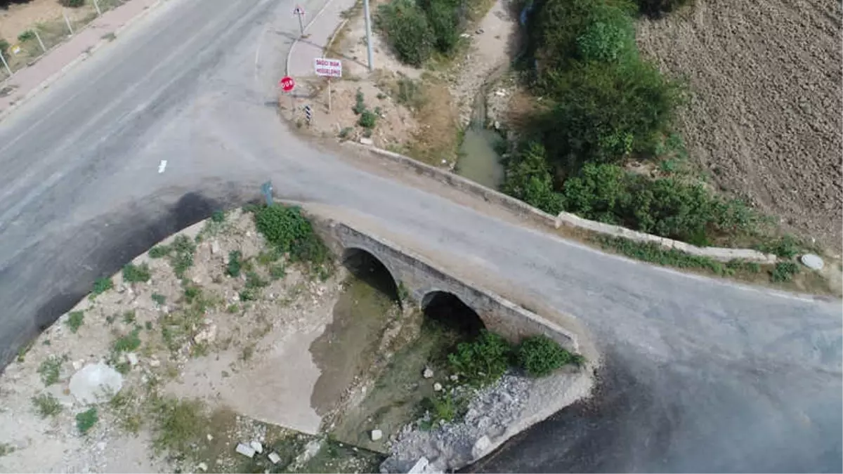 Tarihi Köprüye Hem Asfalt Hem Beton Döküldü