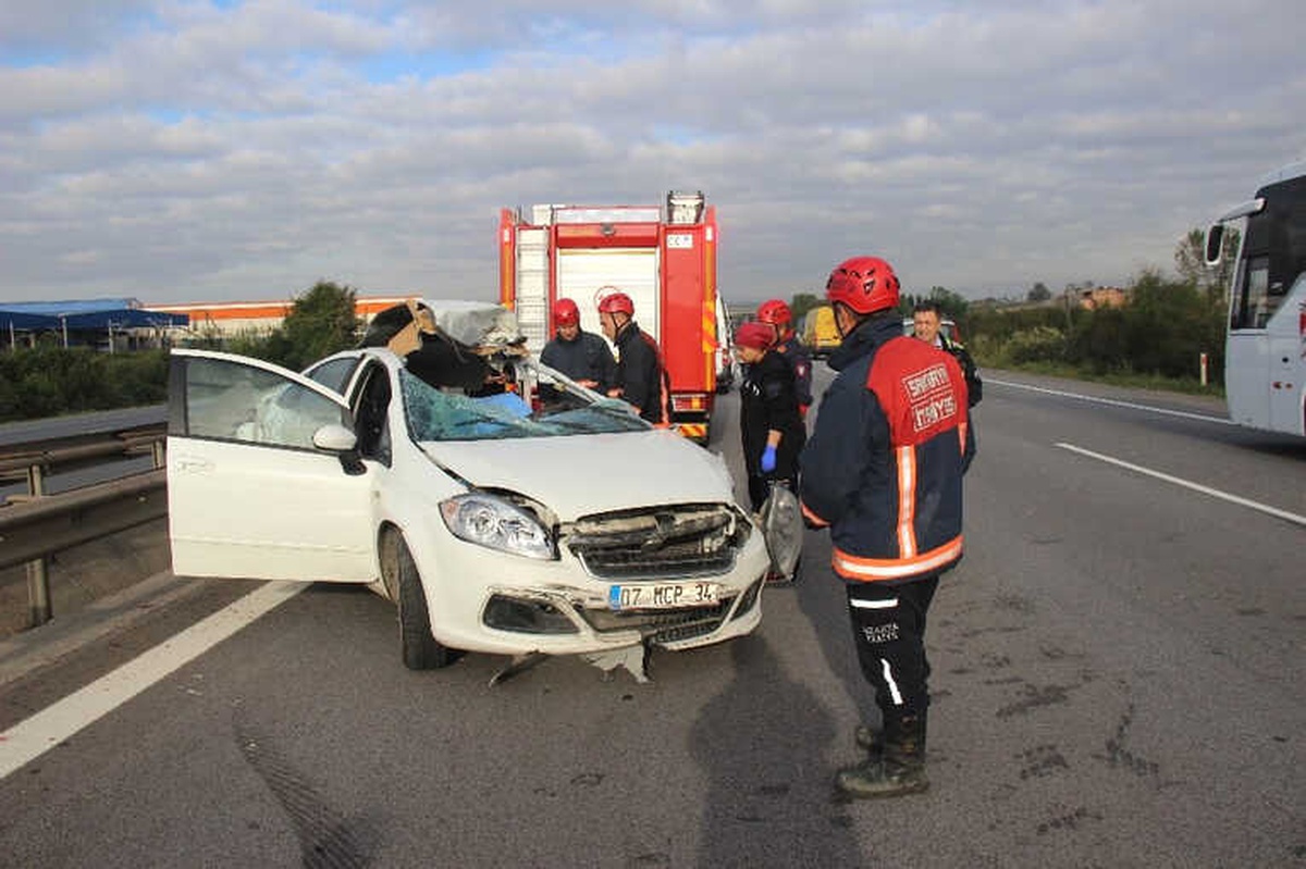 Tem\'de Kontrolden Çıkan Tır, Karşı Şeride Geçip Otomobille Çarptı: 1 Ölü, 1 Ağır Yaralı