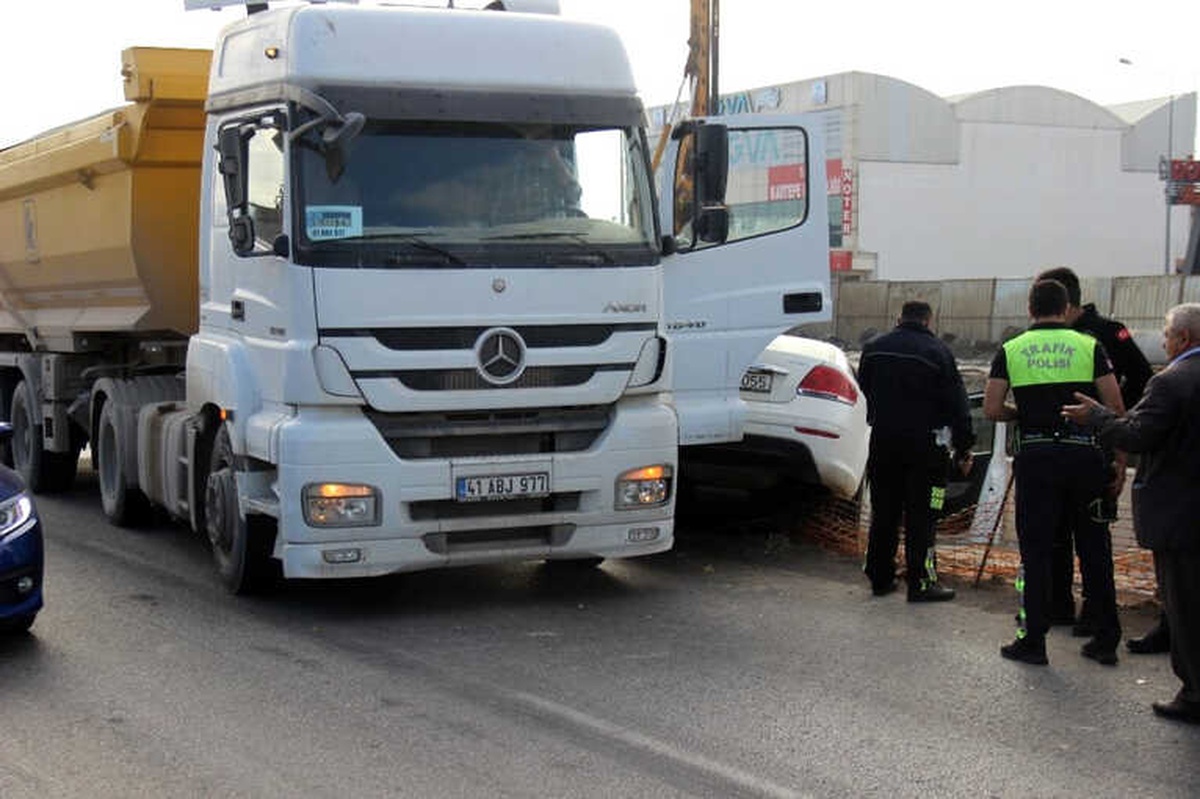 Tırın Arkadan Çarptığı Otomobil, Yol Şantiyesine Girdi