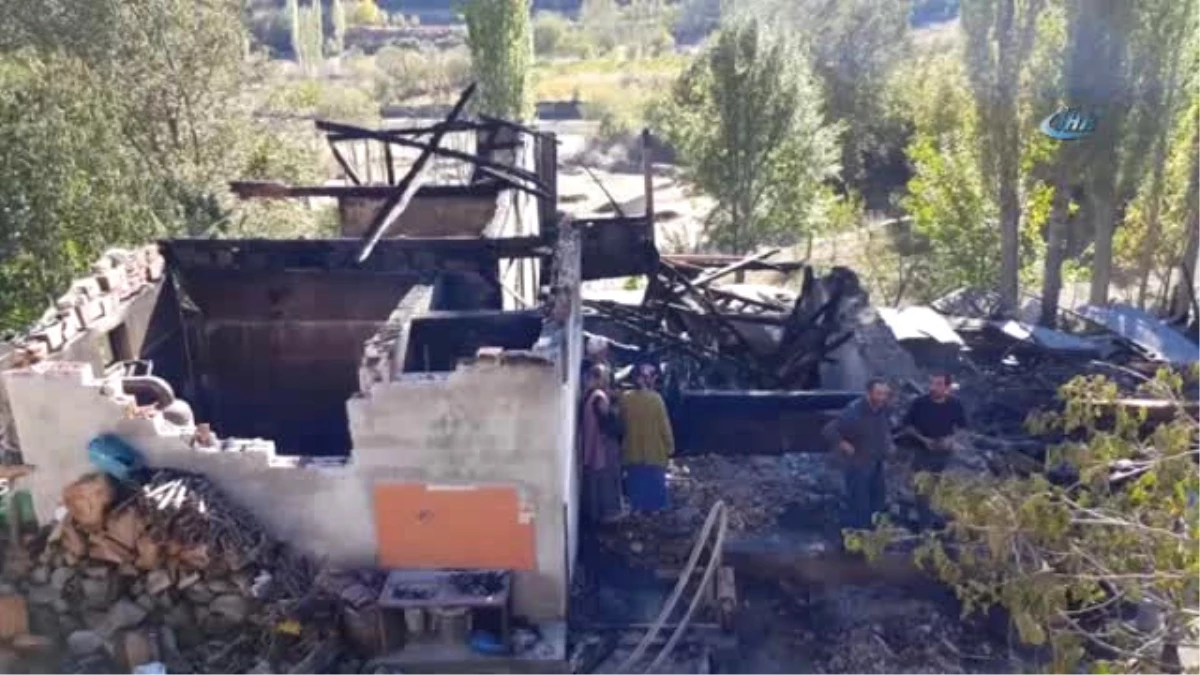 Tosya\'nın Suluca Köyündeki Yangında 2 Katlı Ev ve Samanlık Yandı