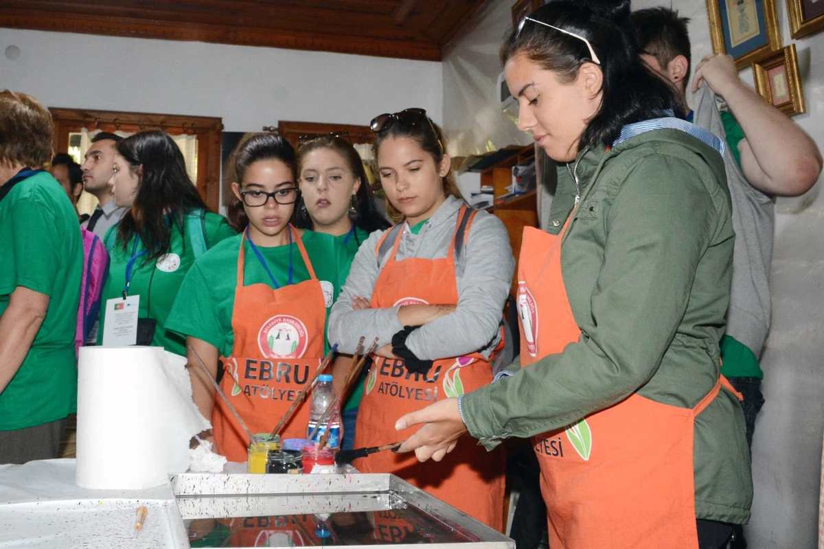 Turistler "Ebru" Öğreniyor