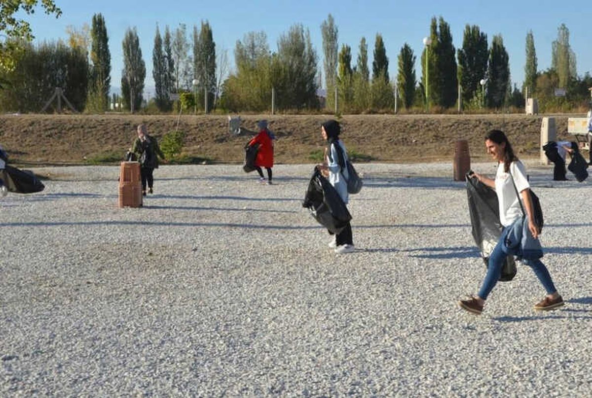 Üniversite Öğrencilerinden Örnek Davranış
