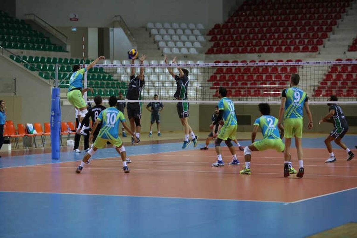 Voleybolcuların Kazım Kurt\'a Hediyesi Galibiyet Oldu