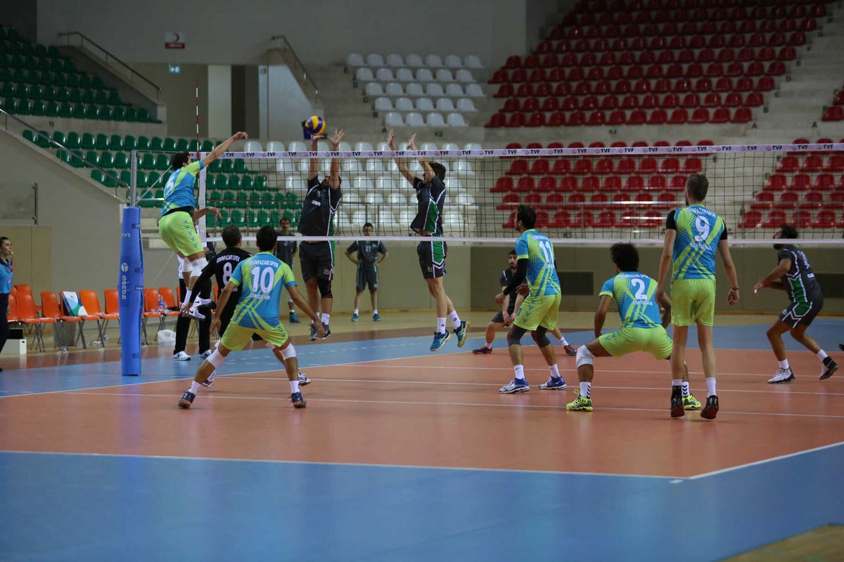 Voleybolcuların Kazım Kurt\'a Hediyesi Galibiyet Oldu