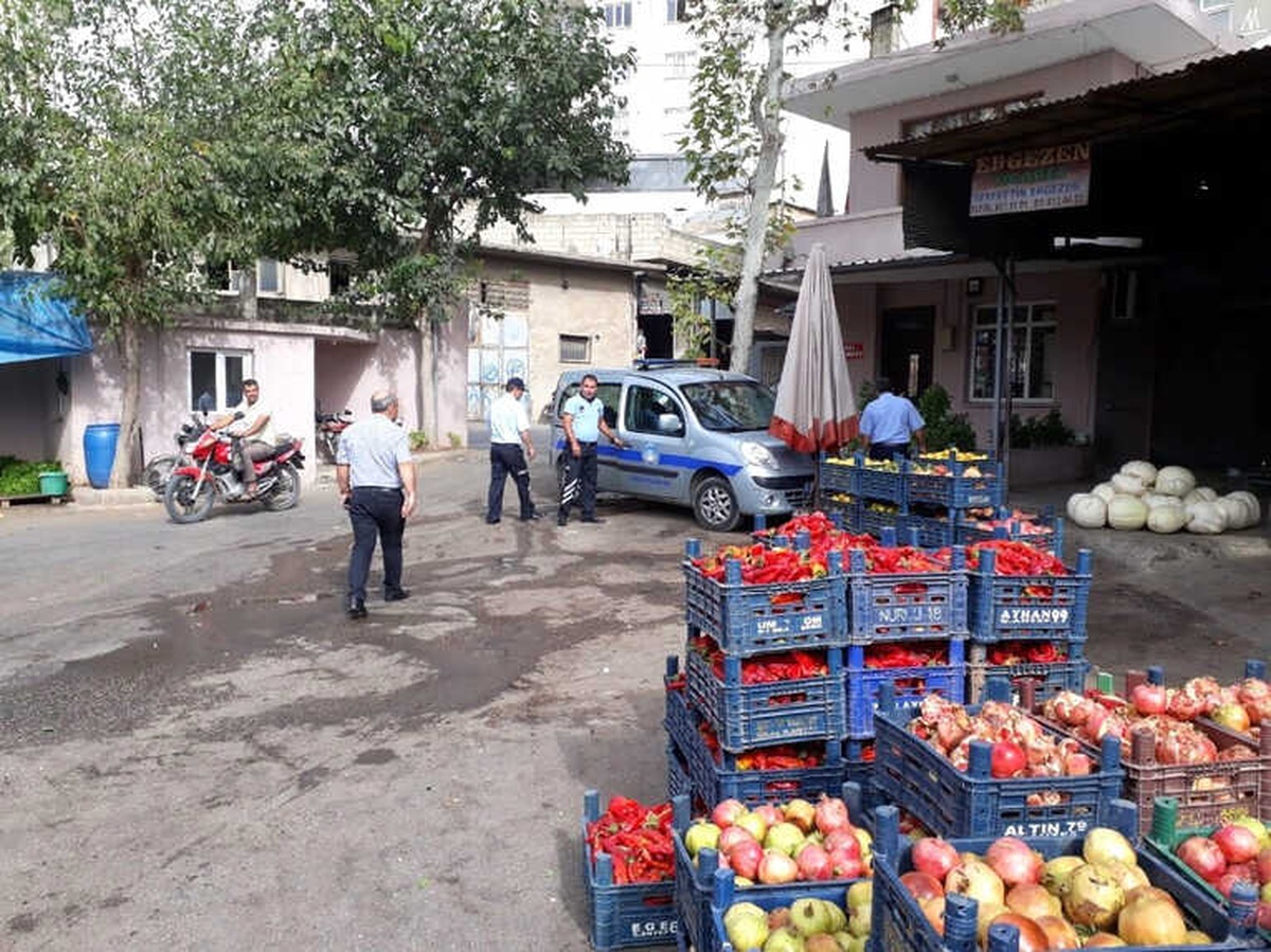 Zabıta Ekipleri Etiketleri Kontrol Ediyor