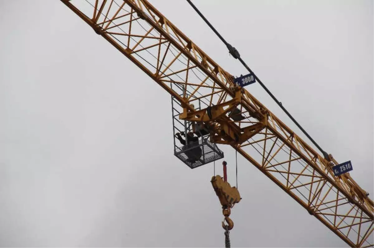 3 Ay Boyunca Maaş Alamayan Operatör 60 Metrelik Vincin Tepesine Çıktı