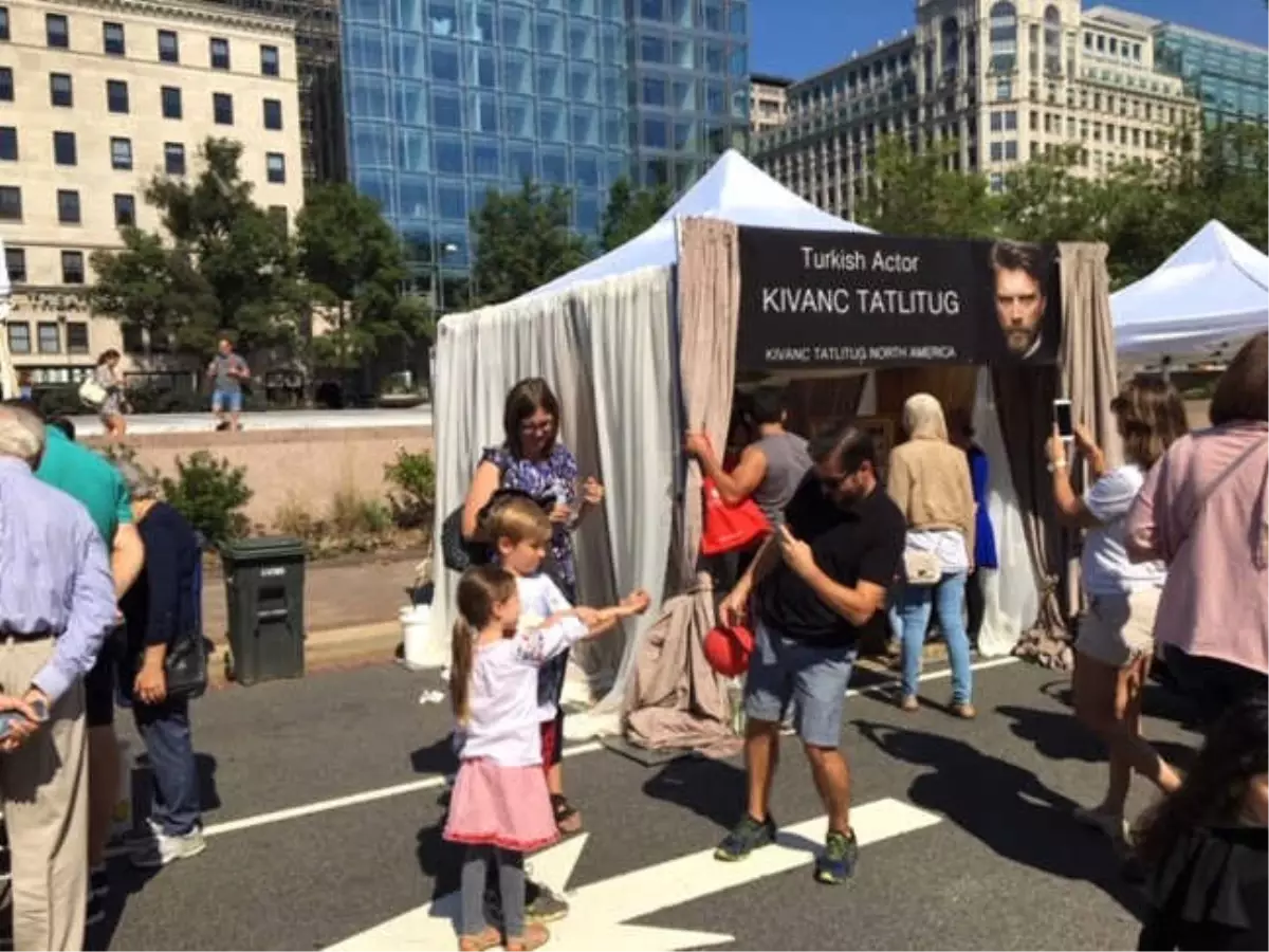 ABD\'deki Türk Festivali\'nde Kıvanç Tatlıtuğ Standı Kuruldu