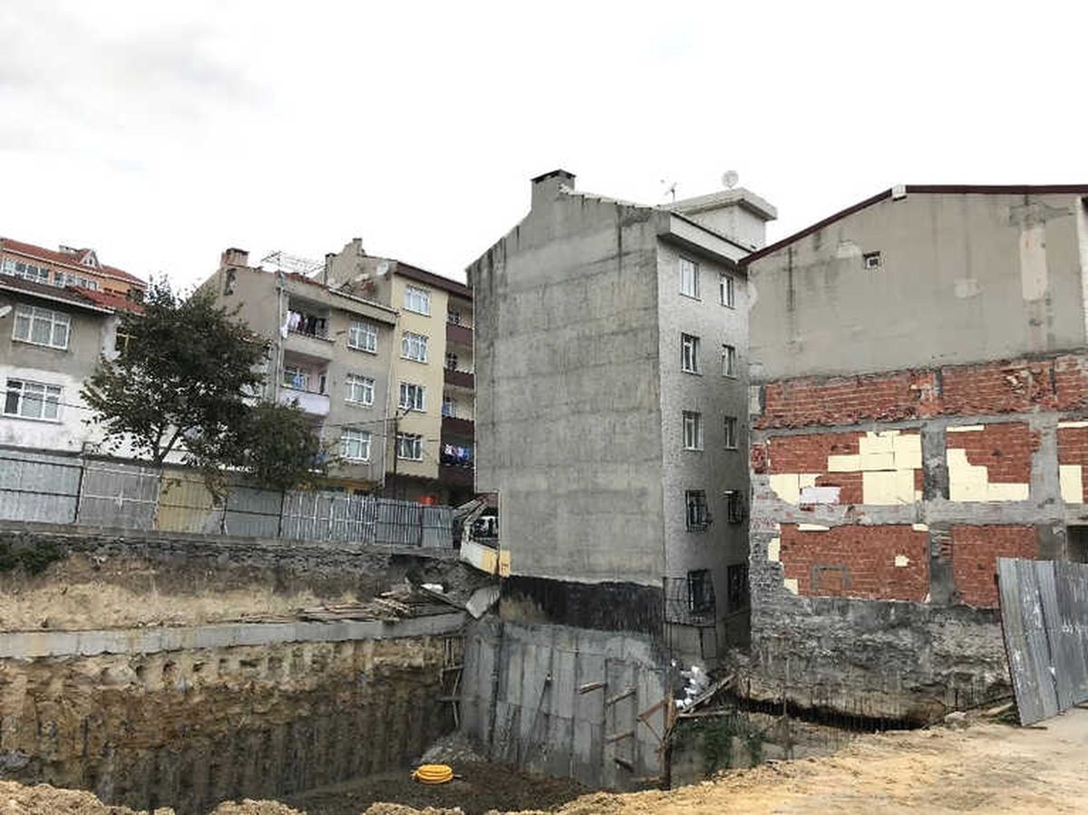 Bağcılar\'da Çökme Riski Bulunan Binada Yaşayanlar Tahliye Edildi