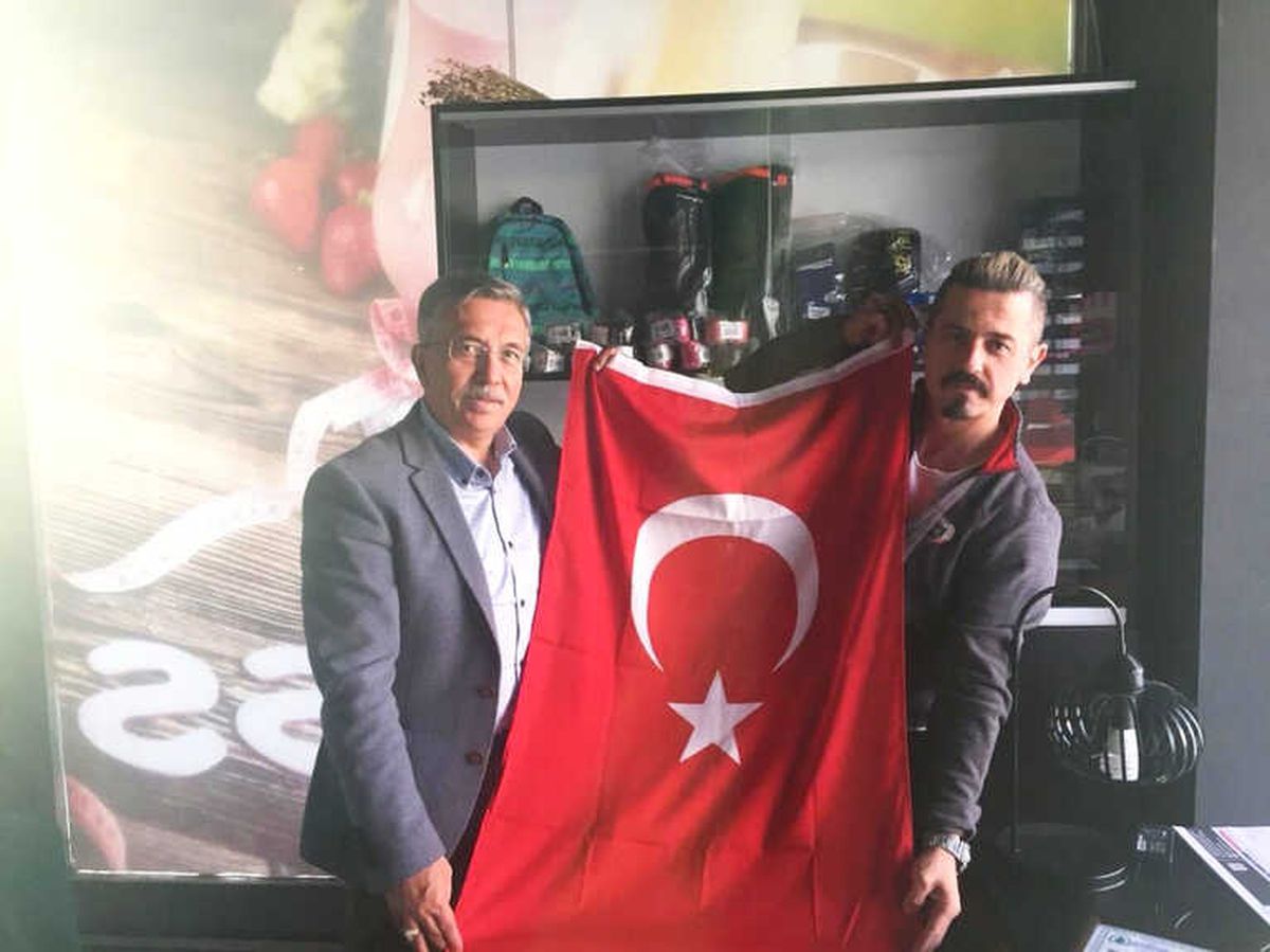Başkan Çetin\'den Esnafa Şanlı Hediye