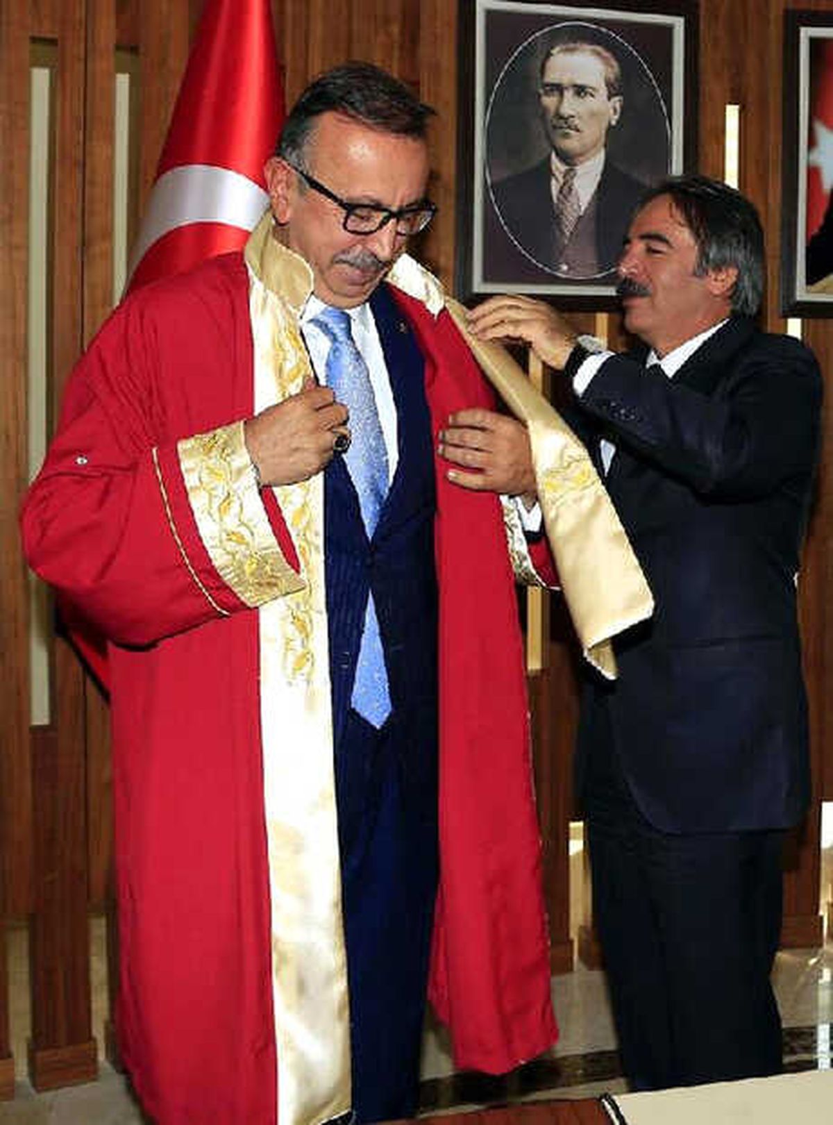 Başkan Seçen, Cübbe Giyip, Diplomasını Aldı
