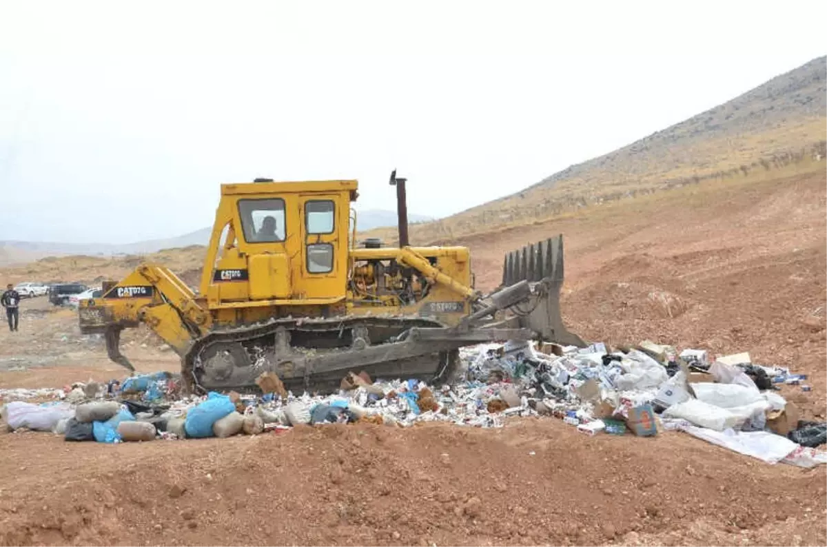 Bir Kamyon Dolusu Kaçak Sigara ve Tütün Dozerle Ezilerek İmha Edildi