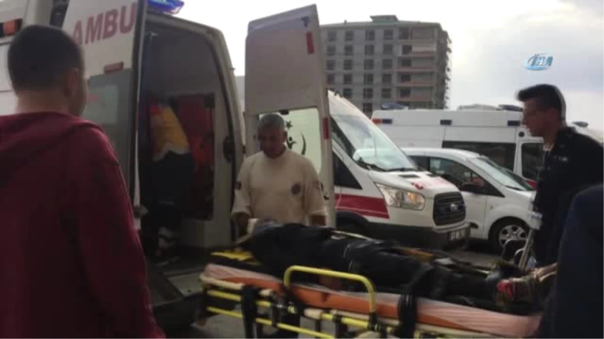 Elazığ\'da Mültecilerin Bulunduğu Minibüs Kaza Yaptı: 30 Yaralı