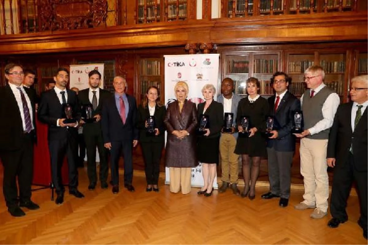 Emine Erdoğan\'dan Türk, Macar ve Kenyalı Doktorlara Plaket